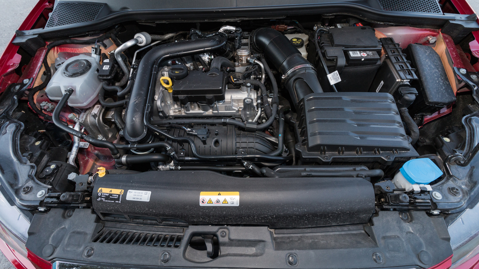 Κάτω από το καπό βρίσκεται ένα 3κύλινδρος TSI κινητήρας που αποδίδει 110 ίππους και 200Nm ροπής, με τη μέση κατανάλωση του να μην ξεπερνάει τα 6,5 λτ/